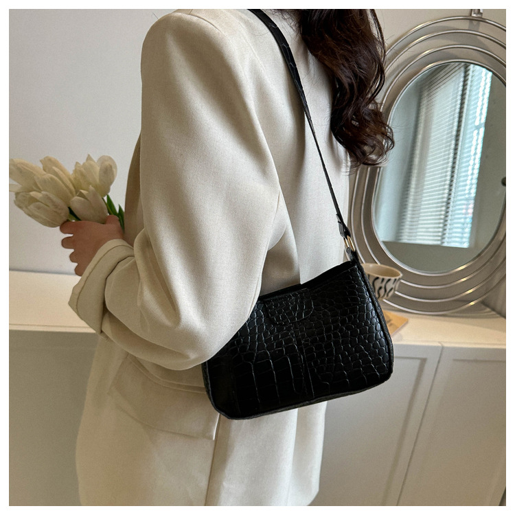 2023 Spring New Simple Trend One Shoulder Underarm Small Square Bag Net Red Fashion Temperament Commuter Bag Female_voghion.com