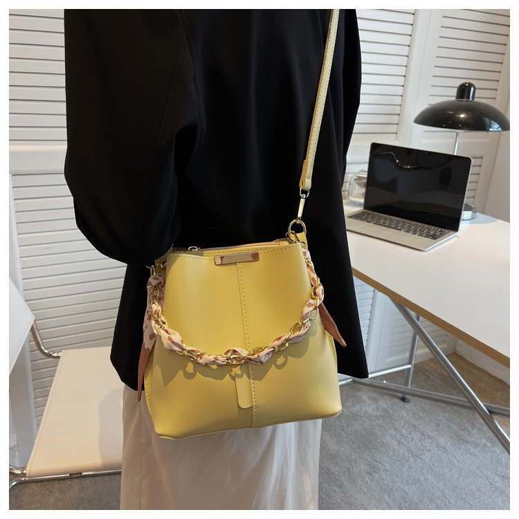 Mode 2023 Sommer Neue große Kapazität Damen einzelne Umhängetasche Nischendesign Kette tragbare Messenger Bag Kette Eimer Tasche_voghion.com