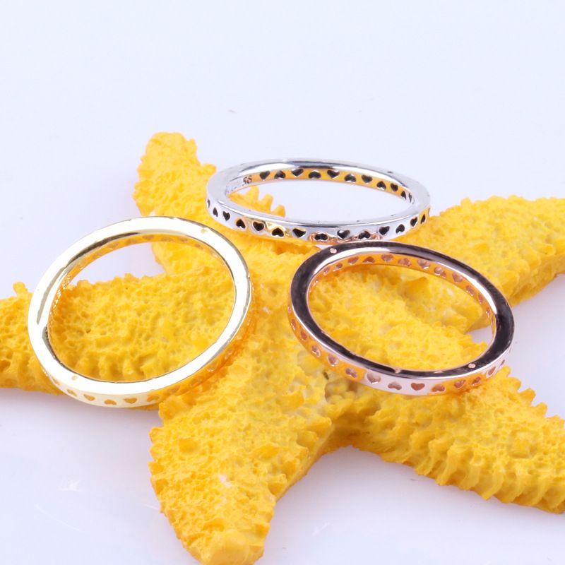 Damenschmuck, eleganter, versilberter Messingring in Herzform, durchbrochen zum Stapeln, klassisches Blumendesign, Unisex-Modeaccessoire_voghion.com