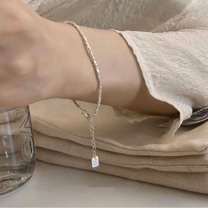 Pulseira feminina de prata quebrada delicada e pura, design minimalista de nicho, requintada e sofisticada, versátil e perfeita para_voghion.com