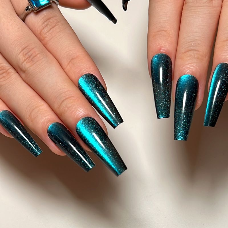 Lámina de uñas postizas con acabado de ojo de gato en azul lago_voghion.com