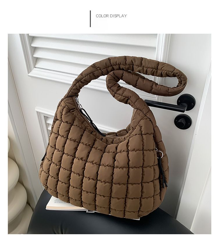 Cloud Bag Wrinkle Bag per le donne 2024 Nuove borse alla moda Hobos di grande capacità in nylon casuall borse a tracolla Bubble Crossbody Pack_voghion.com