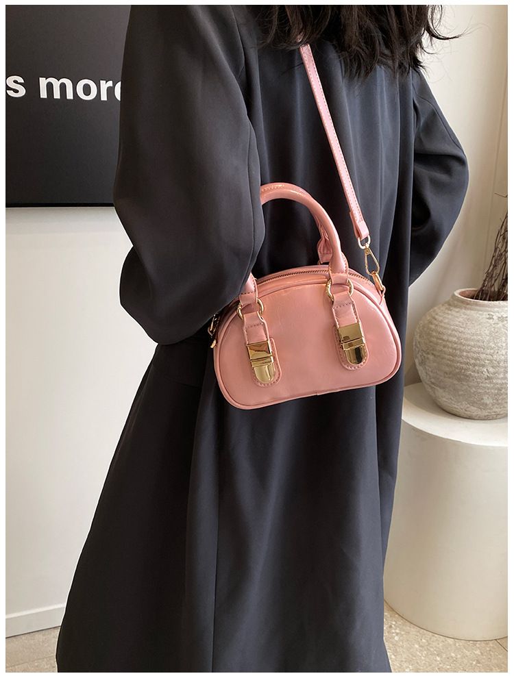 Fashionable Hand-held Bowling Bag For Women 2024 New Item Niche Retro Shell Bag High-end And Versatile Shoulder Bag Crossbody Bag_voghion.com
