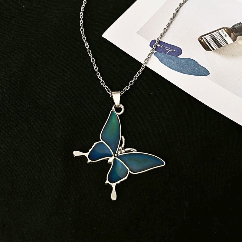 Farbwechselnde Schmetterlingshalskette mit warmer Haptik, kleine coole Artikel mit Nischendesign, perfekt für Freundinnen und Paare_voghion.com