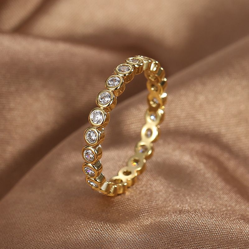 Anello semplice e versatile con design a nicchia, in ottone leggero di lusso placcato oro, con micro intarsi in zirconio bianco, anello per dito indice_voghion.com