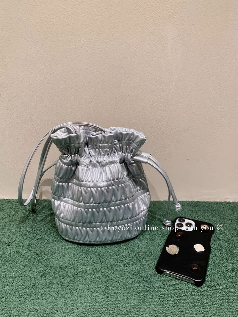 Bag Korean bucket niche design bag, fashionable pleated soft leather drawstring, one shoulder, gentle silver underarm_voghion.com