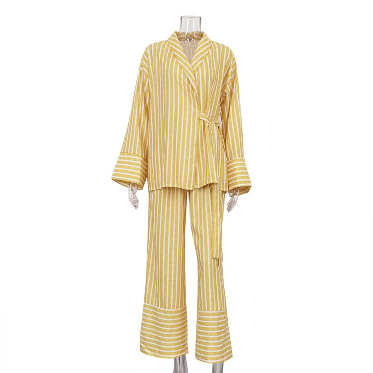 Completo casual da donna con camicetta a righe a maniche lunghe, cintura e pantaloni a vita alta e gamba larga – Outfit alla moda autunnale_voghion.com