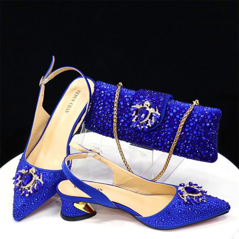Combinazione di scarpe e set da donna, sandali da donna con cinturino a punta e tacco basso con piccola borsa quadrata_voghion.com