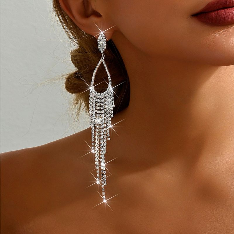 Nouveau style de luxe léger et polyvalent avec des gouttes d'eau incrustées de diamants, de longues boucles d'oreilles à pampilles, une exagération à la mode,_voghion.com