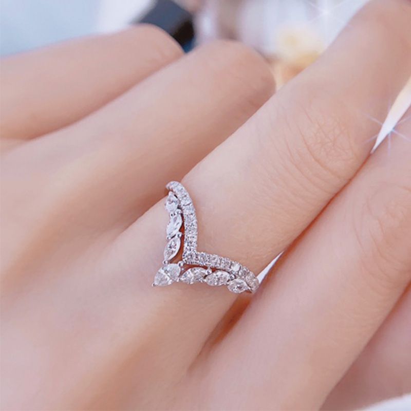 Il nuovo anello di fidanzamento con zircone micro intarsiato a forma di V di Cao Shi per principessa_voghion.com