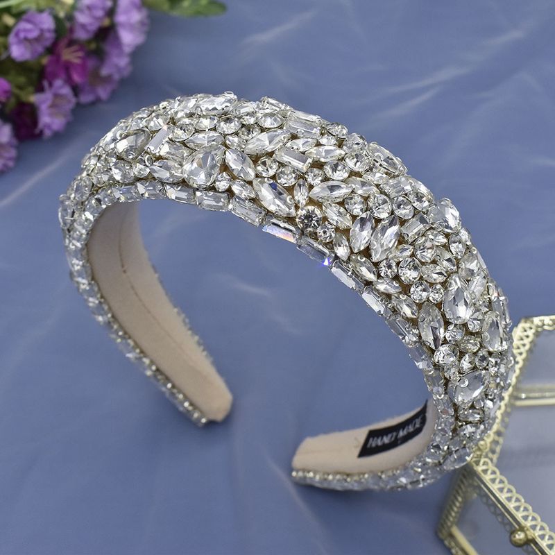 Lesklá čelenka s hustou houbou plná diamantů Svatební ručně vyráběné doplňky k večerním šatům čelenky_voghion.com