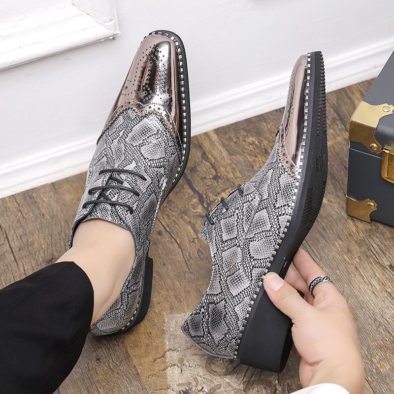 Britische Herren-Brogues aus spitzem Leder mit doppelter Lufteinlage und Alligatorleder-Optik – ein echter Hingucker._voghion.com
