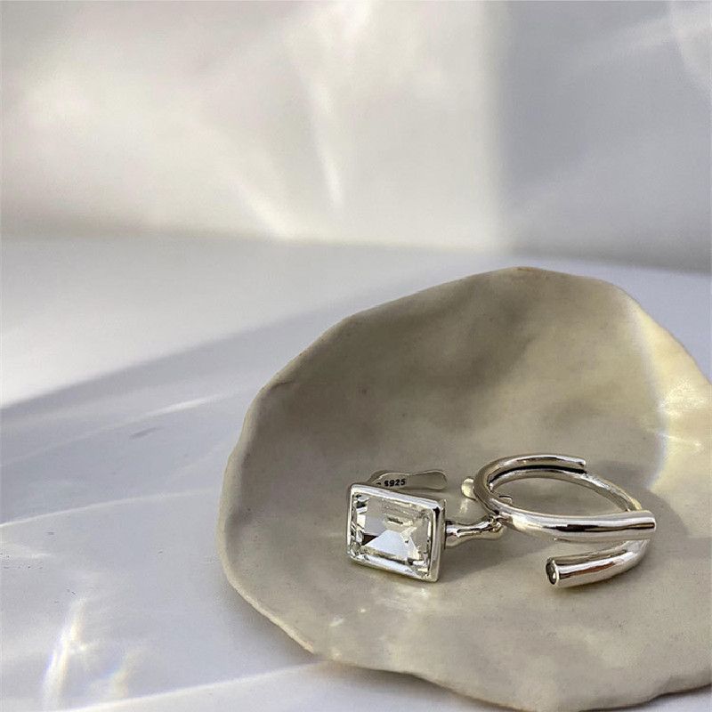 QMCOCO Silberner individueller Zirkonia-Ring mit breitem Quadrat, geeignet für charmante Damen, modisch, elegant und einfach geometrisch_voghion.com