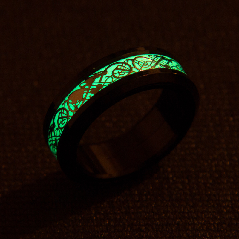 Gli uomini trasformano l'anello del drago che si illumina al buio in un anello rotante per ridurre lo stress_voghion.com