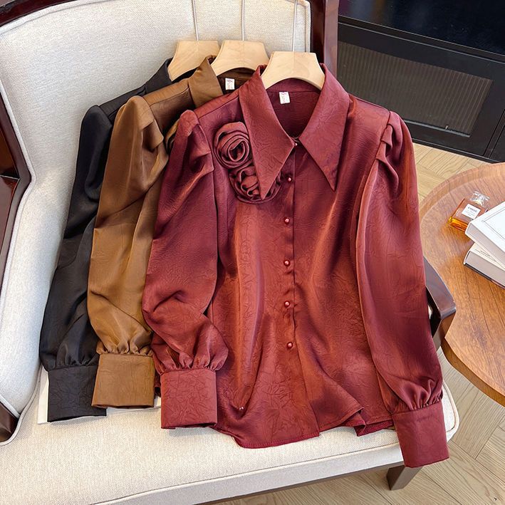 Camicetta floreale con collo alto e maniche a sbuffo – Elegante camicia in raso French Chic da donna, leggera camicetta a maniche lunghe con apertura frontale (rosso, marrone, nero)_voghion.com
