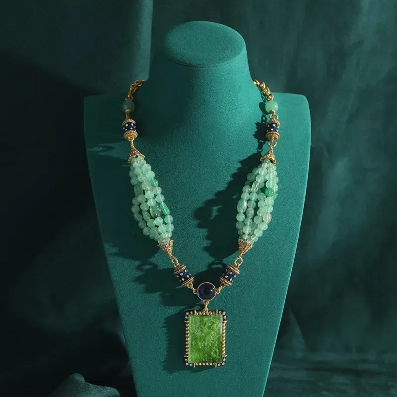 Collier pendentif fait main en perles de verre vert clair antique, style vintage, référence 250325_voghion.com