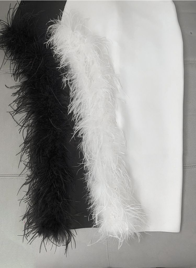 Elegante abito da sera con piume di struzzo bianche per donna - Abito da sera senza spalline a vita alta con orlo asimmetrico, abbigliamento formale per feste_voghion.com