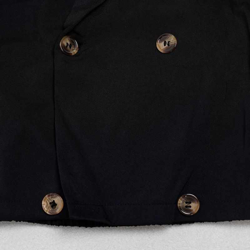 Completo da donna per il pendolarismo: camicetta con ampio risvolto e pantaloni con maniche a pieghe_voghion.com