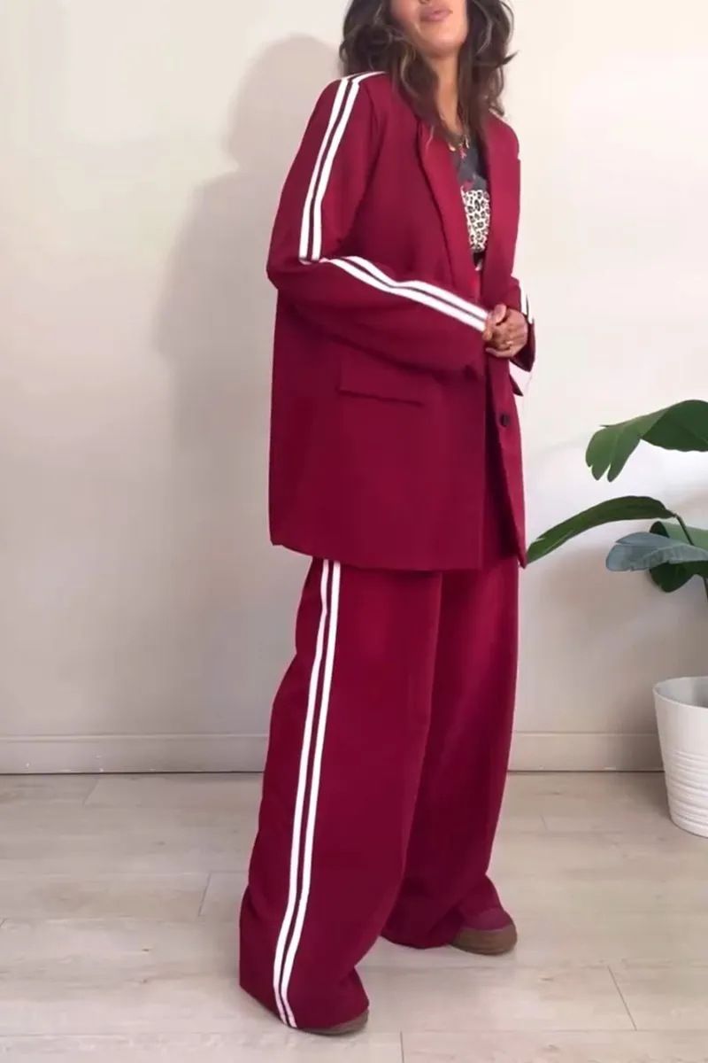 Completo da donna alla moda, pantaloni a righe, giacca casual, completo due pezzi per donna_voghion.com