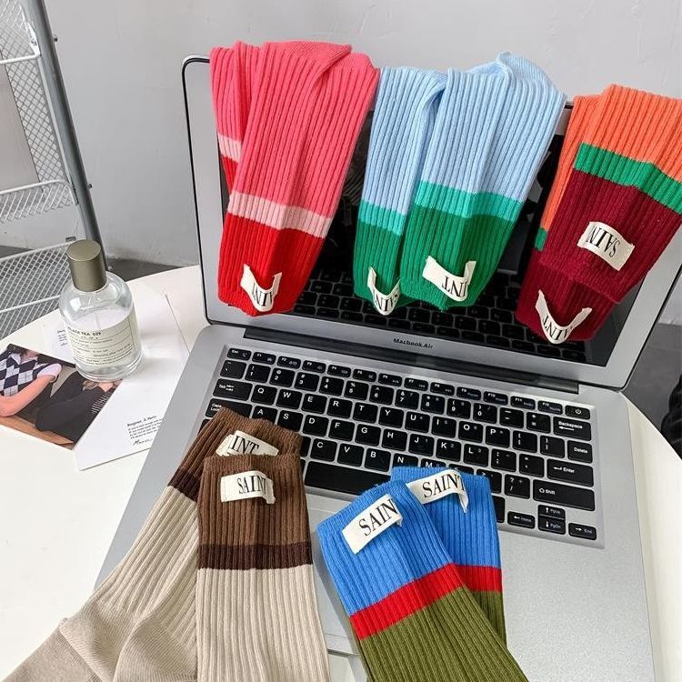 Calcetines largos de algodón holgados hasta media pantorrilla estilo universitario, estilo coreano 2025d, para mujer, con etiqueta de tela y letras, con tacón de bloque de color_voghion.com