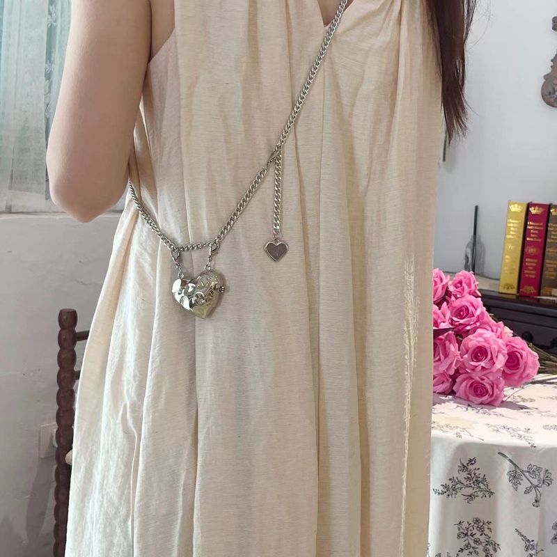 Borsa a tracolla con design a cuore in metallo argentato, piccola borsa portamonete con catena, accessorio da donna, 20_voghion.com