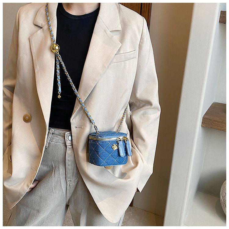 Xiaoxiangfeng Mini Lingge Chain Shoulder for Women 2024 New and Fashionable Crossbody Bag, Popular on the Internet,_voghion.com