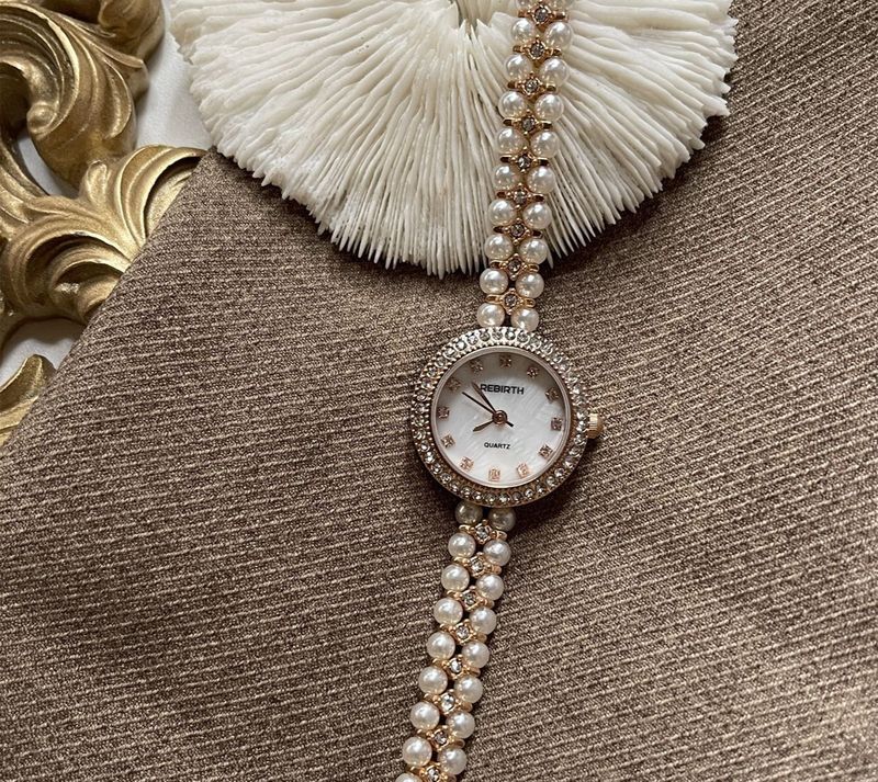 Nuovo orologio da donna di lusso leggero con bracciale in perle, squisito quadrante piccolo in madreperla di alto valore_voghion.com