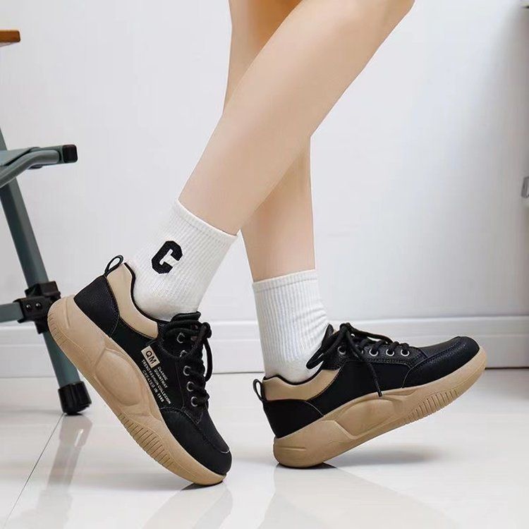 Scarpe sportive in pelle con suola spessa per donna autunno 2024, con suola in spugna che dà la sensazione di calpestare la cacca. Queste scarpe sono_voghion.com