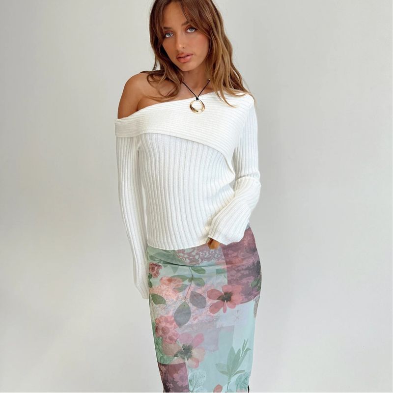 Maglione sexy a coste con collo rovesciato, maniche lunghe e spalle scoperte per donna. Tendenze moda primavera e autunno._voghion.com