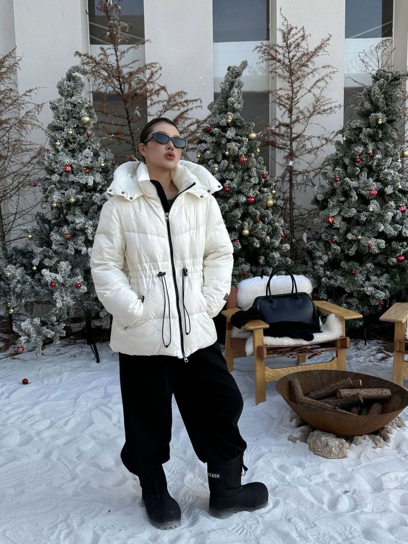 "Women's Slim-Fit Long Puffer Coat With Hood - 55% White Duck Down Winter Jacket (M/L, 3 Colors)"_voghion.com