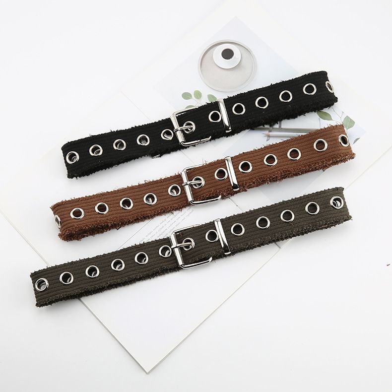 Ein durchgehender, abgenutzter Canvas-Bund für männliche und weibliche Studenten. Der gesamte, hohle, verlängerte Metallgürtel ist_voghion.com