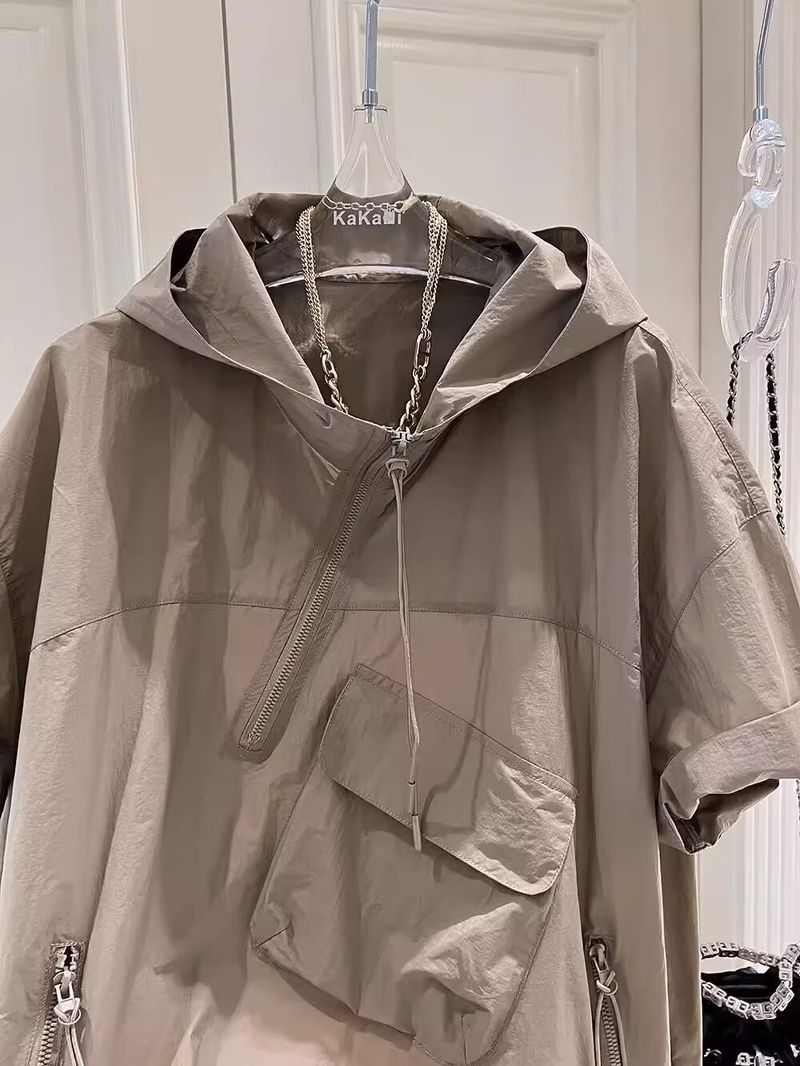 Camicia casual con cappuccio e maniche corte da uomo, stile campus, traspirante e leggera, vestibilità ampia, disponibile in cachi e nero._voghion.com