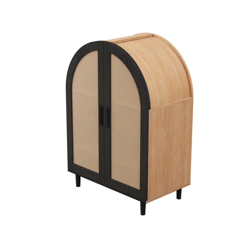 Buffet élégant aux bords arrondis, portes en rotin tressé et trois étagères pour le rangement du salon ou de l'entrée_voghion.com