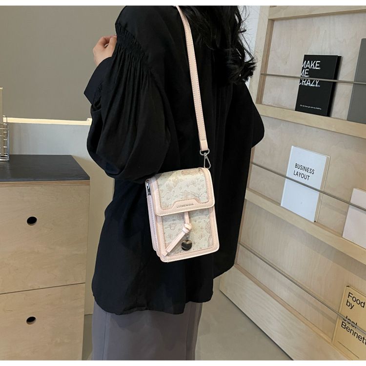 Niche Design Embroidered 2024 New Women's Fashion One Shoulder Crossbody Versatile Popular Small Square Bag_voghion.com