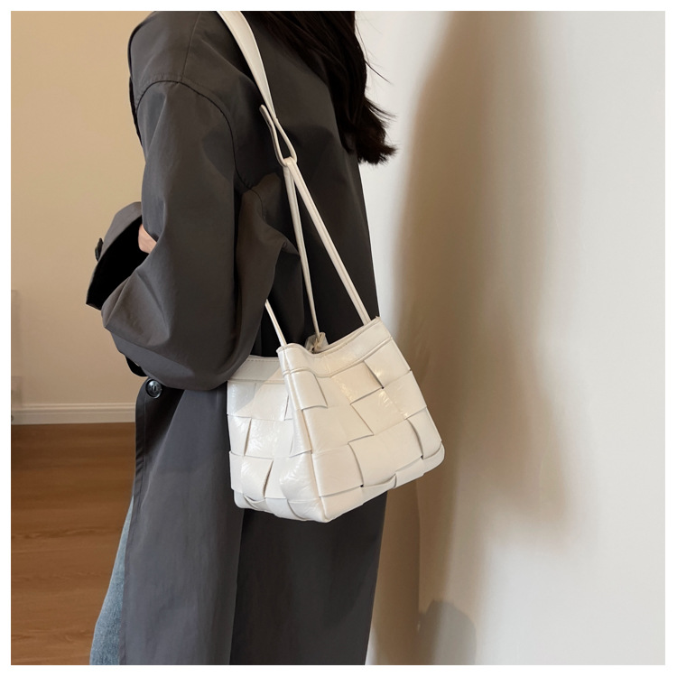 Texture Bucket Bag 2023 Neue Handtasche personalisierte gewebte Umhängetasche Handgriff Umhängetasche für Frauen_voghion.com