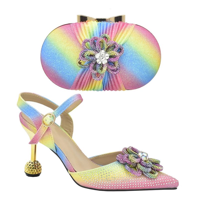 Sandali con tacco a spillo decorativi con applicazione tridimensionale con borsa da sera per banchetti con design alla moda dello stesso colore_voghion.com