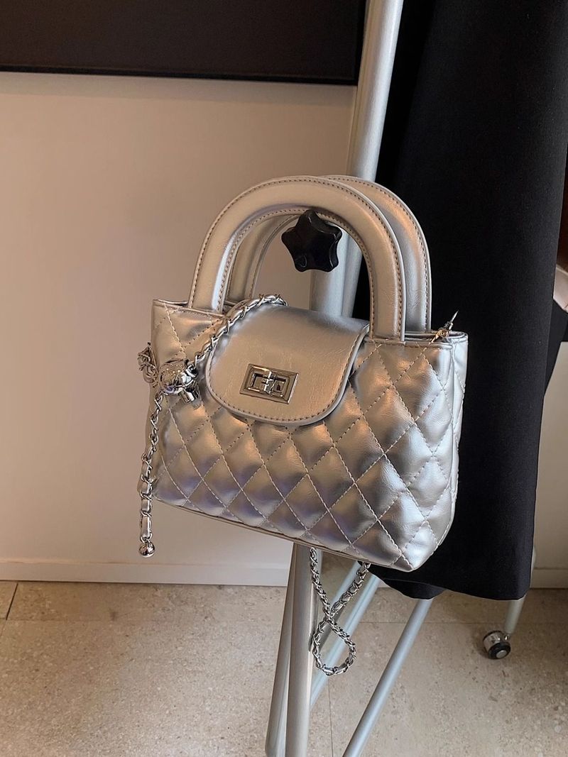 2025 Gesteppte silberne Kettentasche – Trendy Sommer-Crossbody-Tasche für Damen, elegante kleine Schultertasche_voghion.com