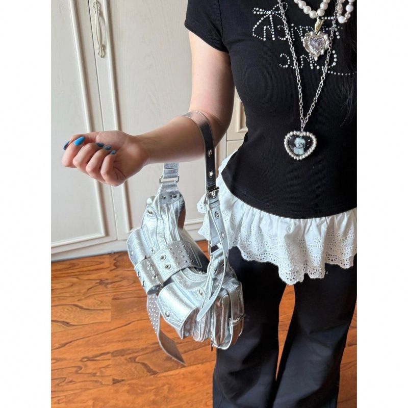 Un bolso de hombro moderno y versátil para otoño e invierno de 2025, con remaches plateados. Un estilo fresco y dulce adecuado para un estilo casual y versátil._voghion.com