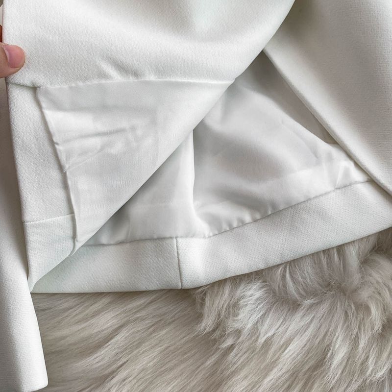 Ein unbeschwerter, zweiteiliger Anzug für Berufspendlerinnen mit Rautenblumen und taillenbetonter, vielseitiger Anzugjacke + hoch taillierter Hose_voghion.com