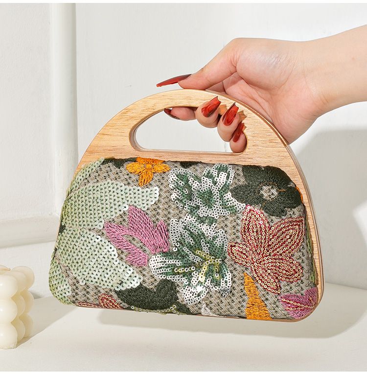 Pochette de soirée bohème en bois et osier avec tulle brodé et chaînette amovible, idéale pour les mariages bohèmes chics et les fêtes d'été._voghion.com