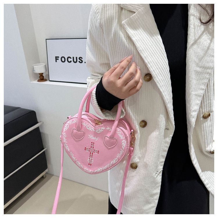 Borsa da donna personalizzata Rivet Punk Dark 2024 Nuova borsa a forma di cuore, borsa a tracolla incrociata, borsa a tracolla per donna_voghion.com