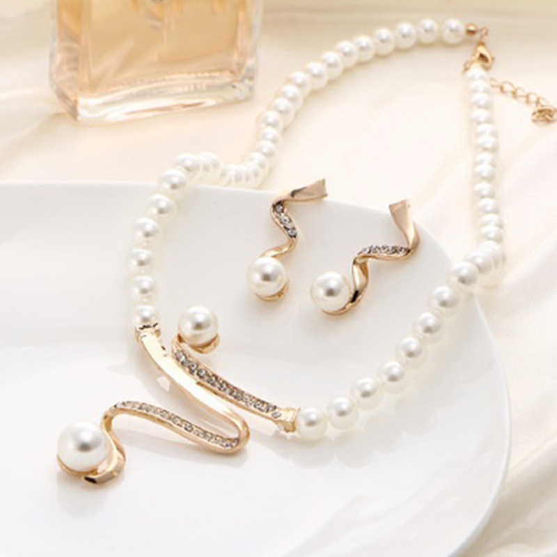 Qianbihe Ensemble de bijoux de mariage avec collier et boucles d'oreilles à tige en perles et strass_voghion.com