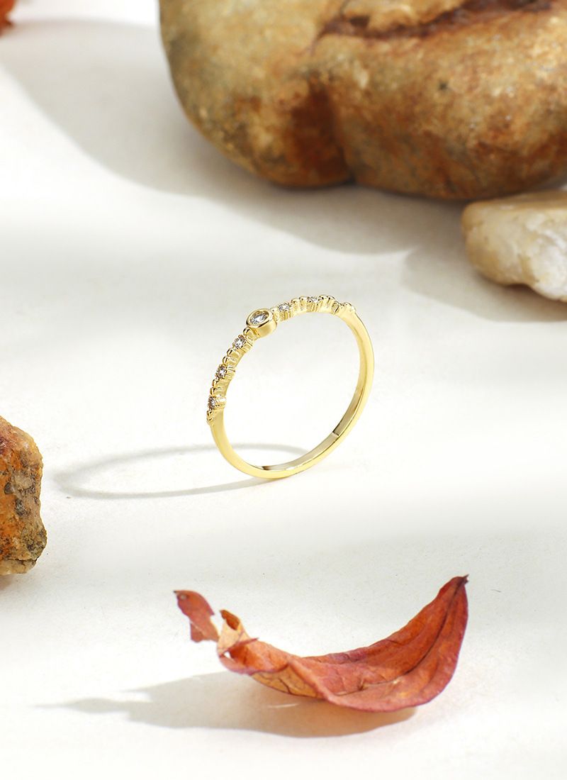 Anillo de lujo ligero con diamantes en forma de onda chapados en oro para novias, anillo apilable para el dedo índice y el meñique._voghion.com
