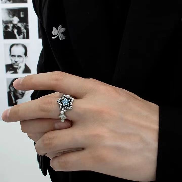 Anello regolabile aperto con faccina sorridente smaltata azzurra, simbolo della personalità hip hop, stella portafortuna_voghion.com