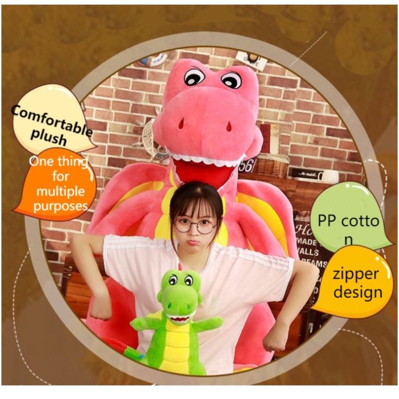 Et un adorable dinosaure en peluche, une poupée dragon ailé, un animal en peluche_voghion.com