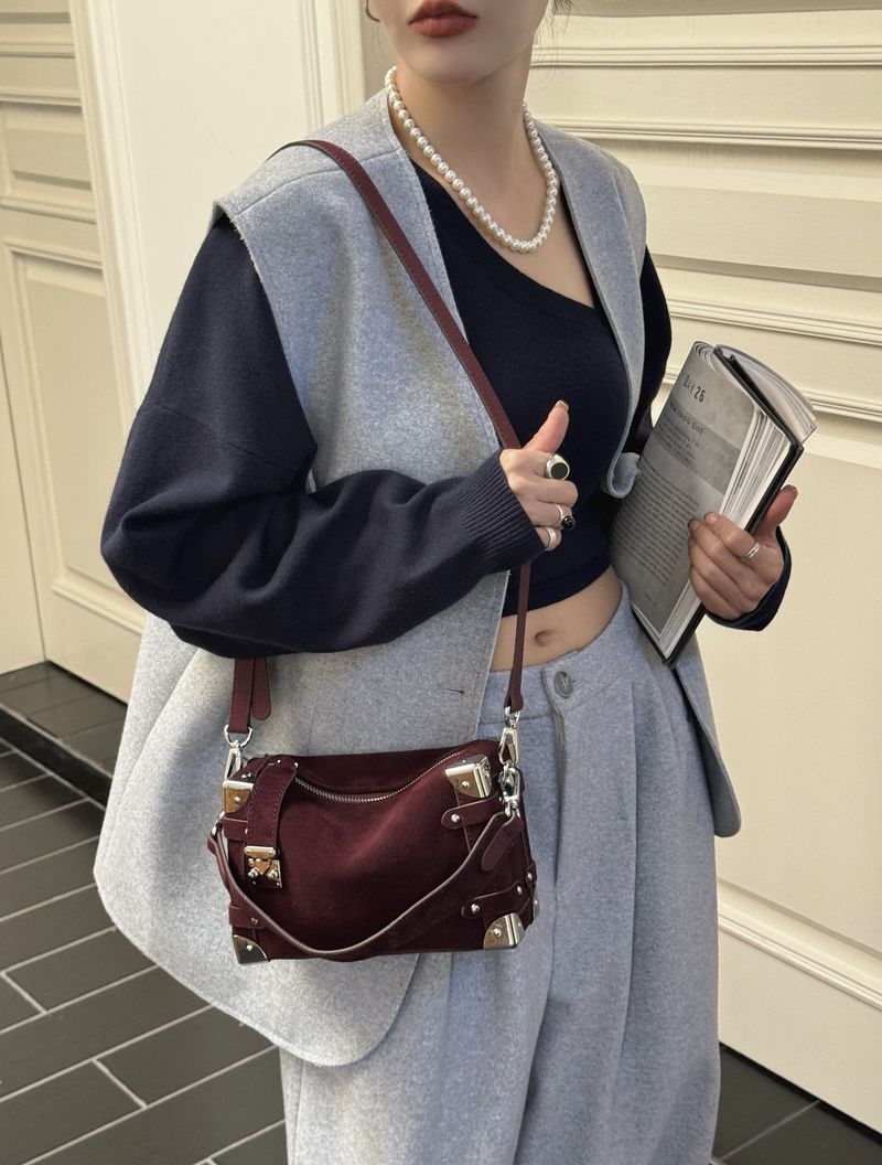 2025 Spring And Summer New Genuine Suede Rivet Square Soft Box Crossbody Bag Women's Pillow Bag High-grade Feeling Fashion Versatile Casual Daily_voghion.com