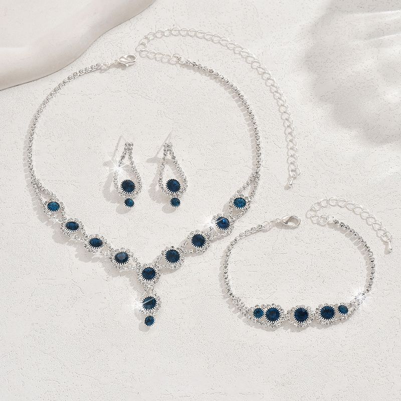 Set di tre pezzi di collana, orecchini e bracciale con strass rosa, blu e rosso, in vendita calda._voghion.com