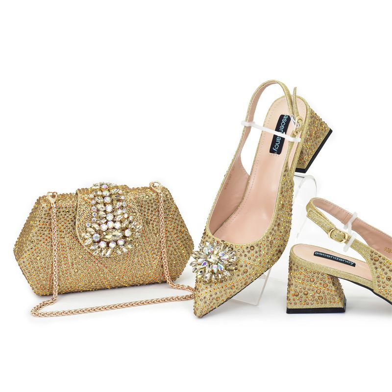 Scarpe con tacco medio e punta a punta in strass con design a tacco alto con diamanti abbinate a una borsa da sera alla moda con diamanti._voghion.com