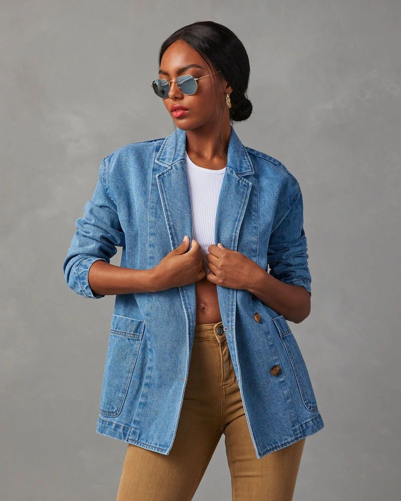 "Klassische, verwaschene Jeansjacke für Damen in Blau – Lässig und stylisch für den Alltag"_voghion.com