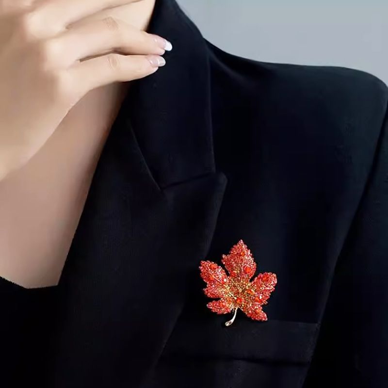 Spilla a forma di foglia d'acero, moda femminile, senso di alta gamma, spilla versatile di alta gamma, temperamento squisito, senso di alta gamma, corsage, accessori per gioielli di marea_voghion.com